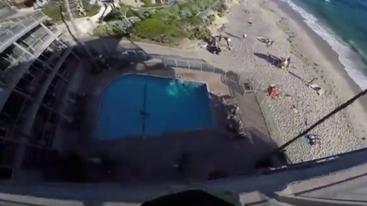 Ein Amerikaner springt von einem Balkon in einen Pool und entgeht nur knapp dem Tod