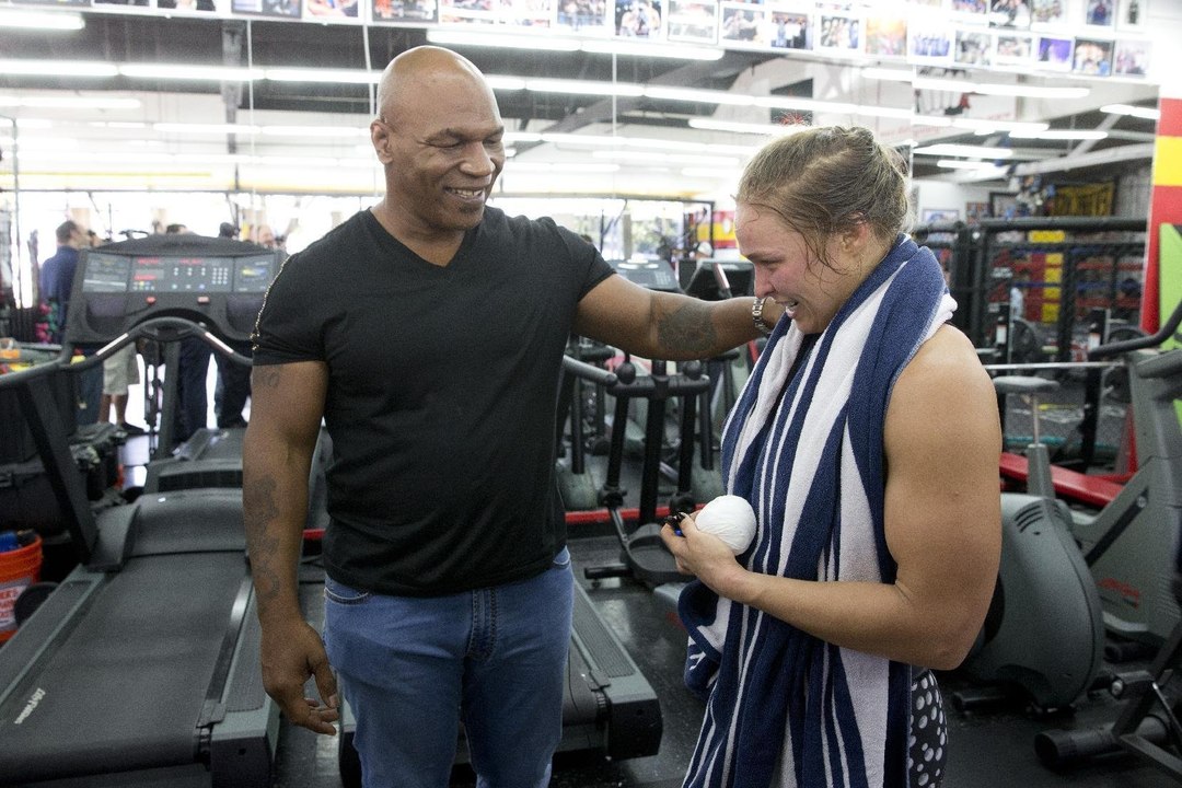 Mike Tyson besucht Ronda Rousey beim Training