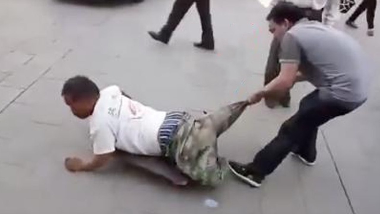 Er zieht dem behinderten Mann an der Hose. Zuschauer sind außer sich vor Wut!