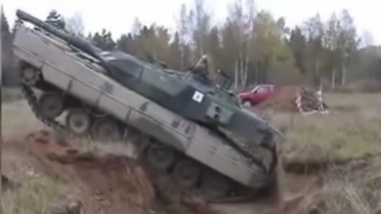 Deutscher Leopard-2-Panzer stürzt in einen Graben: Was dann passiert, ist unglaublich