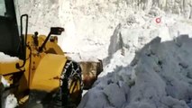 Kar kalınlığı iş makinesinin boyunu aştı... Kaymakam Kundakçı incelemede bulundu