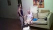 Virales Video schockiert das Netz: Was diese Pflegerin mit einer alten Frau macht, ist abscheulich!