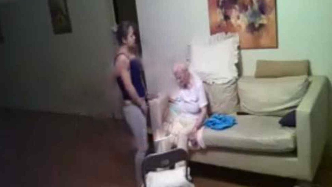 Virales Video schockiert das Netz: Was diese Pflegerin mit einer alten Frau macht, ist abscheulich!