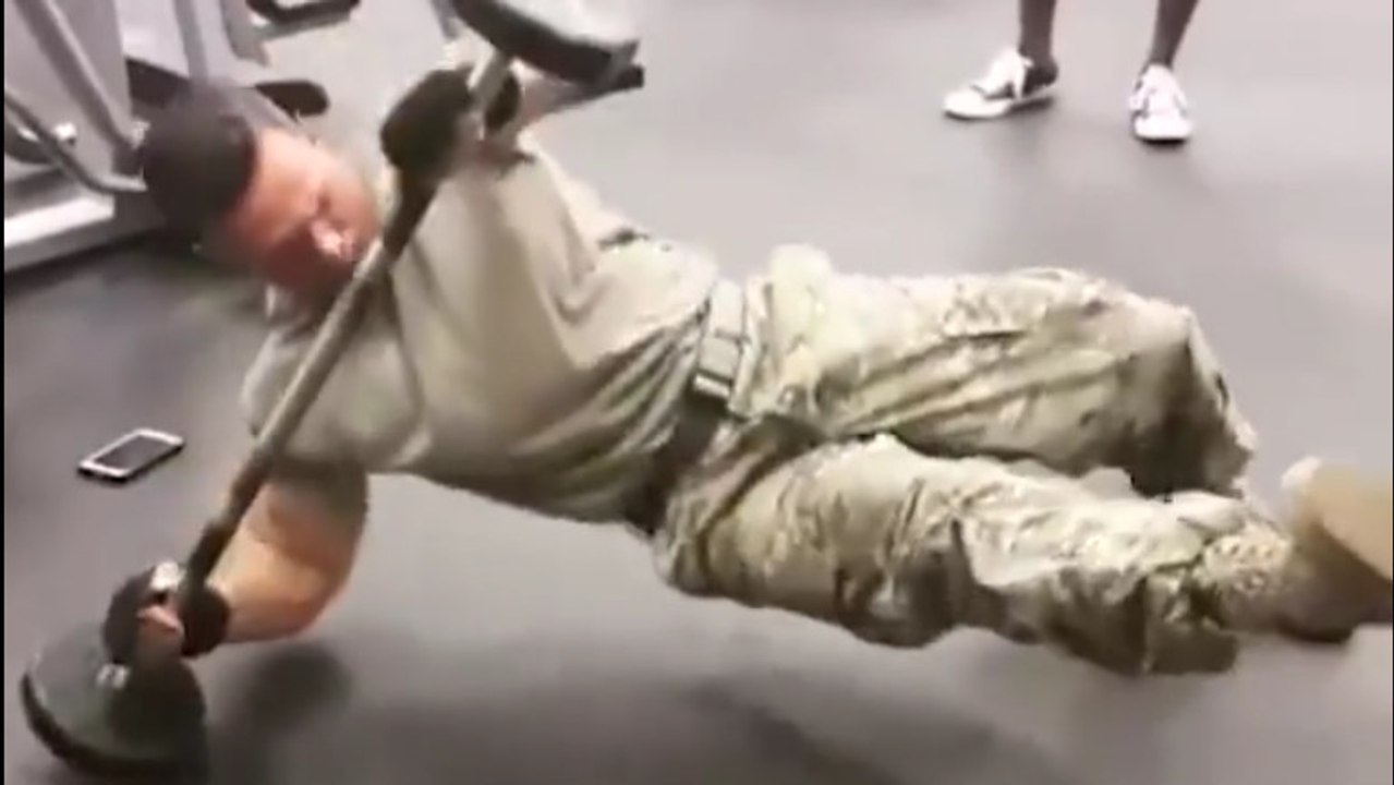 Ein Soldat trainiert auf beeindruckende Art und Weise in der Trainingshalle