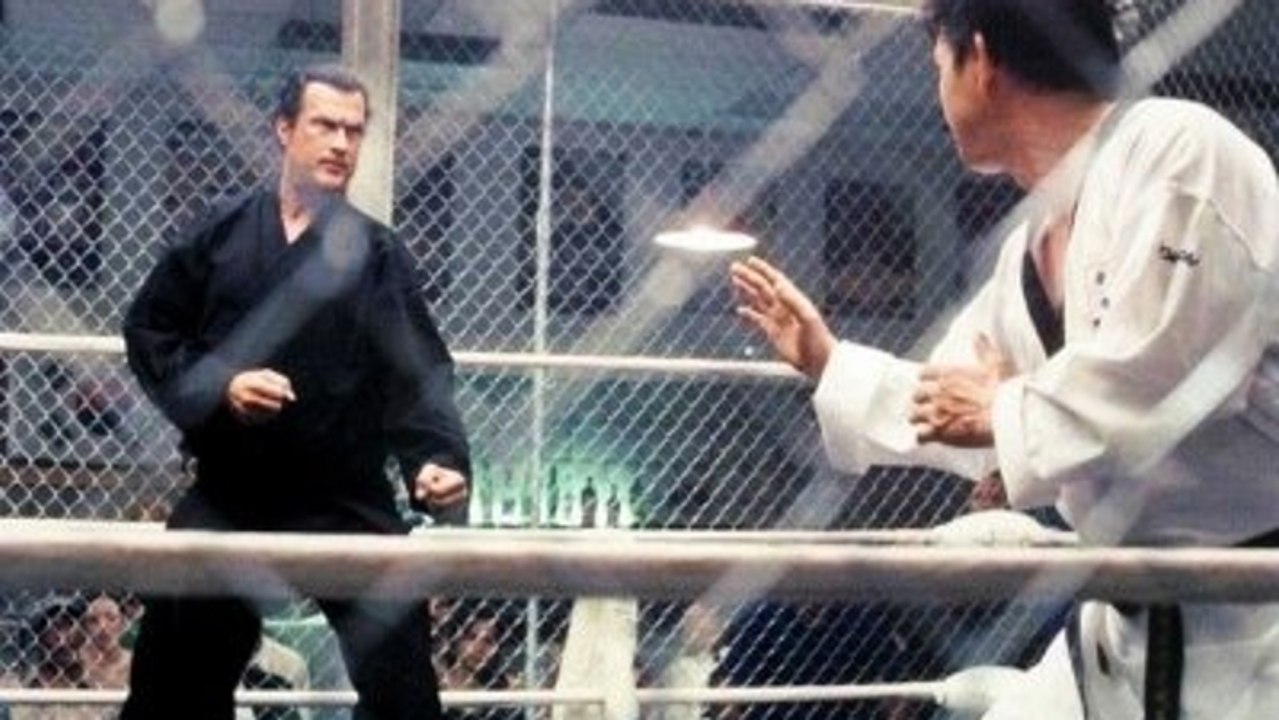 Steven Seagal im Käfig mit einem Taekwando-Schwarzgurt