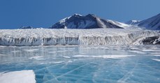 Grâce au satellite GOCE, des scientifiques découvrent des structures géologiques cachées sous l'Antarctique