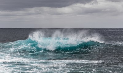 Pollution : le réchauffement climatique renforcerait la force des vagues
