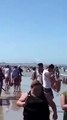 Así fumigan dos aviones una playa repleta de gente