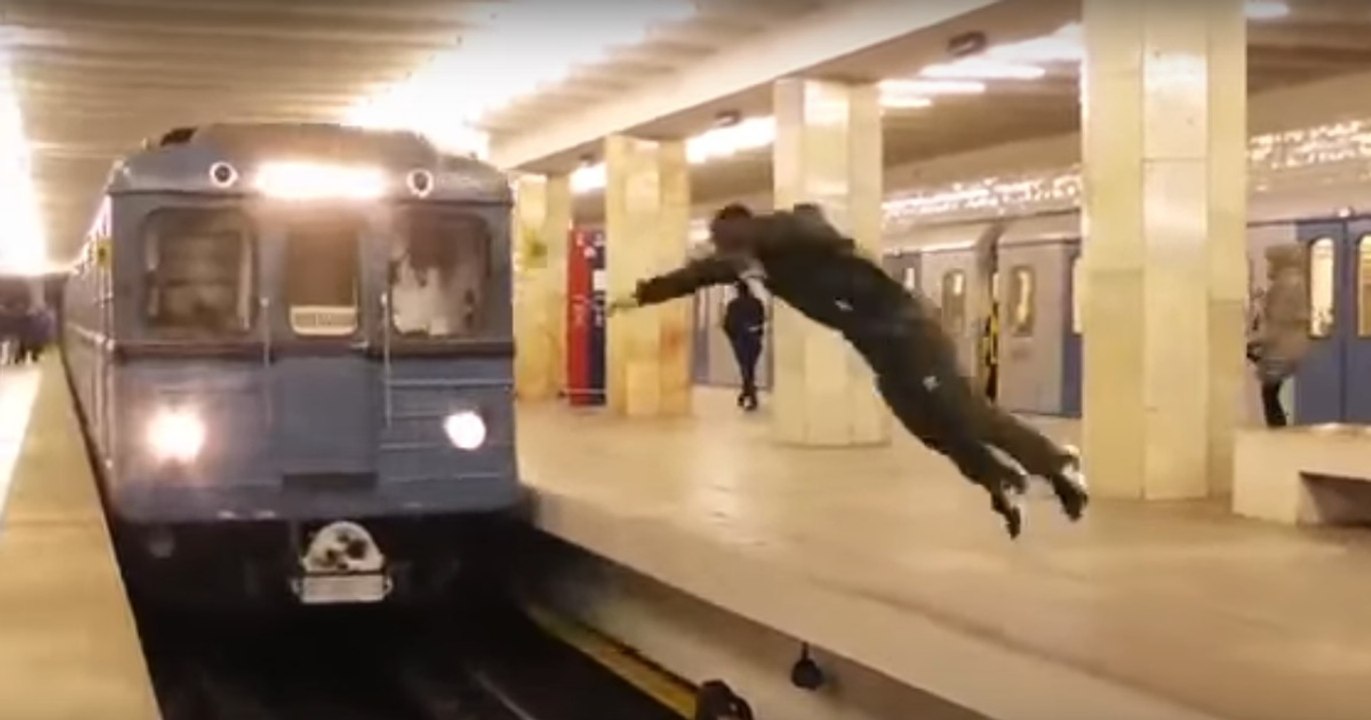 Die U-Bahn fährt ein... und er springt!
