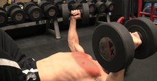 Jeff Cavaliere zeigt uns eine perfekte und sichere Übung für die Brustmuskeln