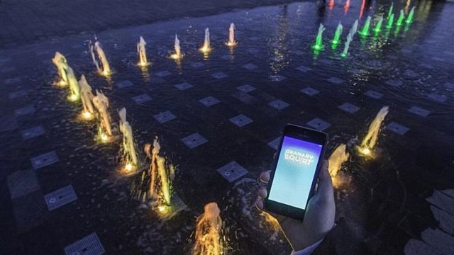 Jouer à Snake avec les jets d'eau d'une fontaine, c'est possible