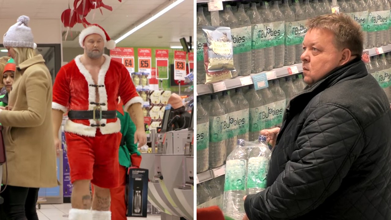 Der Berg macht den Kunden eines Geschäftes Angst, indem er sich als Weihnachtsmann verkleidet