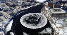 Cet impressionnant disque de glace géant tourne sur lui-même