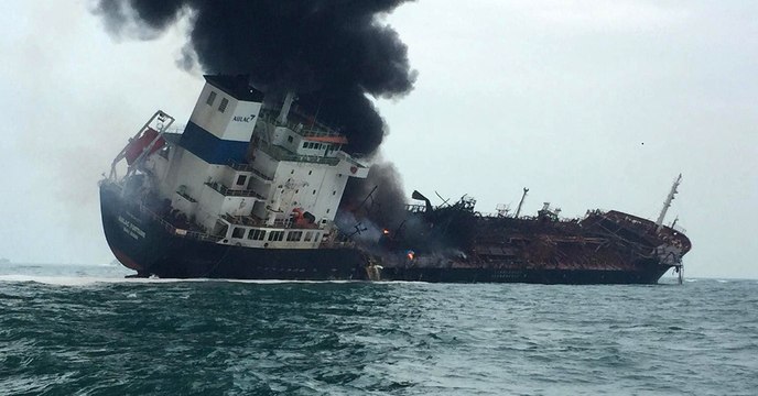 Un pétrolier part en flammes au large d'Hong Kong