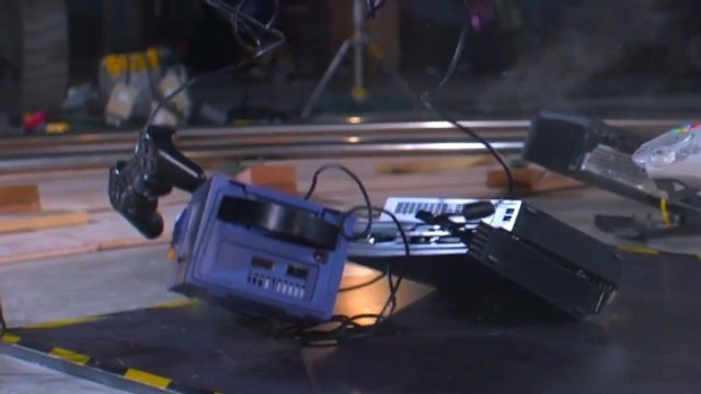 Ces joueurs s'amusent à balancer des consoles rétros de plus de 4 mètres de haut