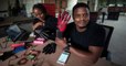 A 25 ans, il invente des gants intelligents capables de traduire la langue des signes
