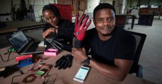 A 25 ans, il invente des gants intelligents capables de traduire la langue des signes