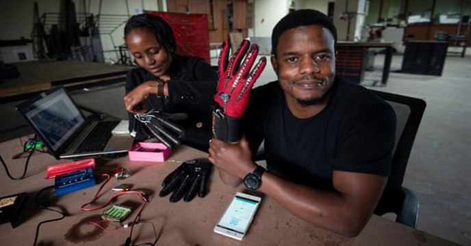 A 25 ans, il invente des gants intelligents capables de traduire la langue des signes