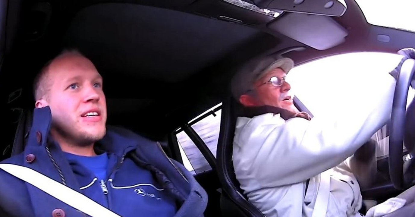 Opa lockt Mercedes-Mechaniker in Falle: Er wird gleich sein blaues Wunder erleben