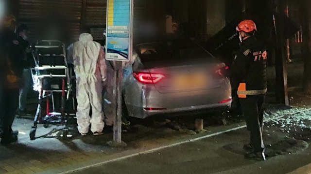 부산 연제구서 택시가 건물 들이받아...승객 부상 / YTN