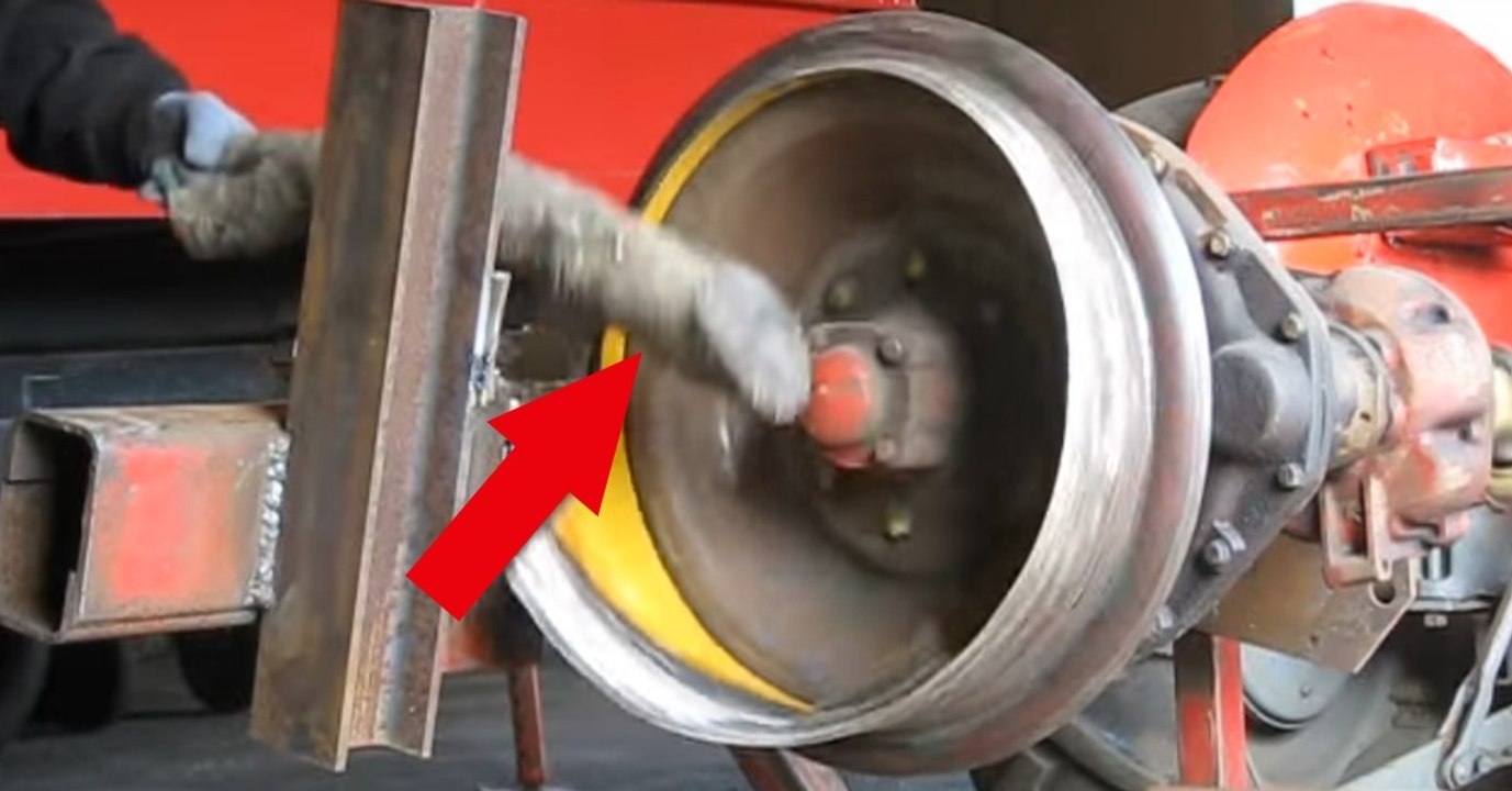 Dieses Monstrum schafft jeden Baumstamm