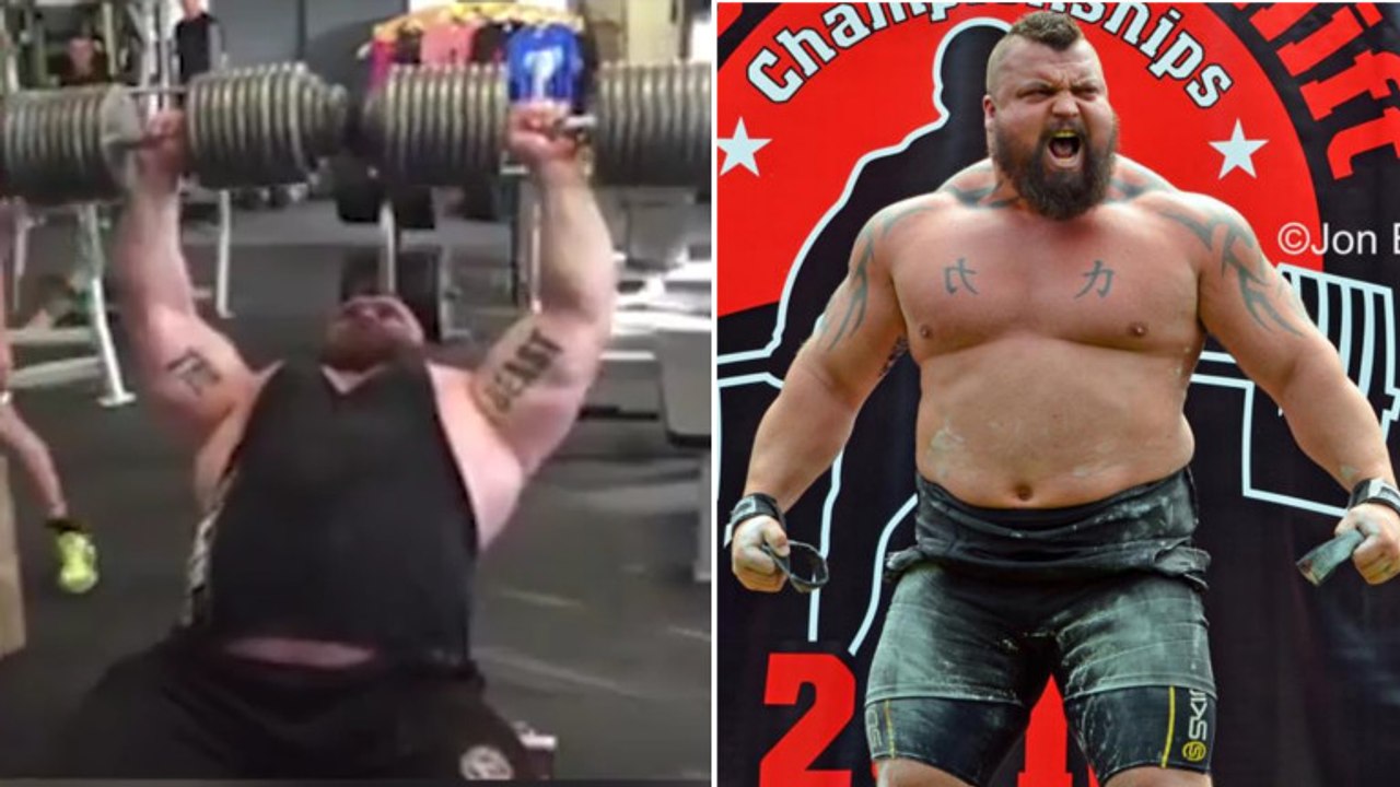 Der Strongman Eddie Hall hebt zwei 100 kg schwere Hanteln
