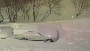 Ein Russe fotografiert abends sein Auto im Schnee. Am nächsten Morgen versteht er die Welt nicht mehr