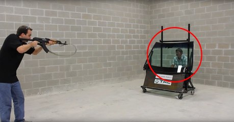 Sie testen die Leistungsfähigkeit ihres Panzerglases mit einer AK-47