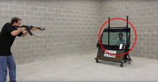 Sie testen die Leistungsfähigkeit ihres Panzerglases mit einer AK-47