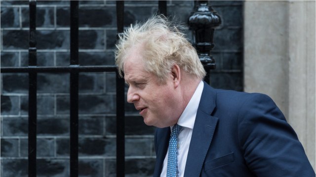 GALA VIDEO - “Prosecco à volonté !” : Boris Johnson accusé d’avoir participé à 6 soirées en plein confinement