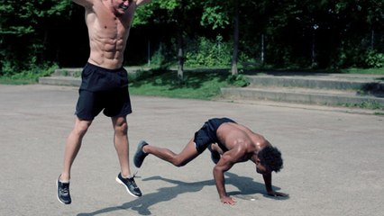 Video herunterladen: Dieser Sportler hat sich neue Arten von Burpees ausgedacht! Euer ganzer Körper wird vor Schmerzen brennen!