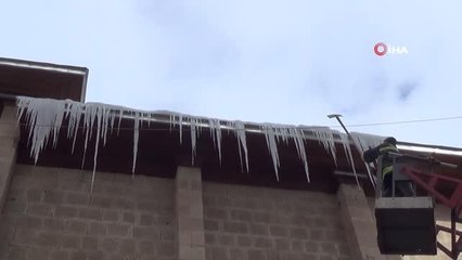 Çatılardaki tehlike saçan buz kütleleri temizlendi