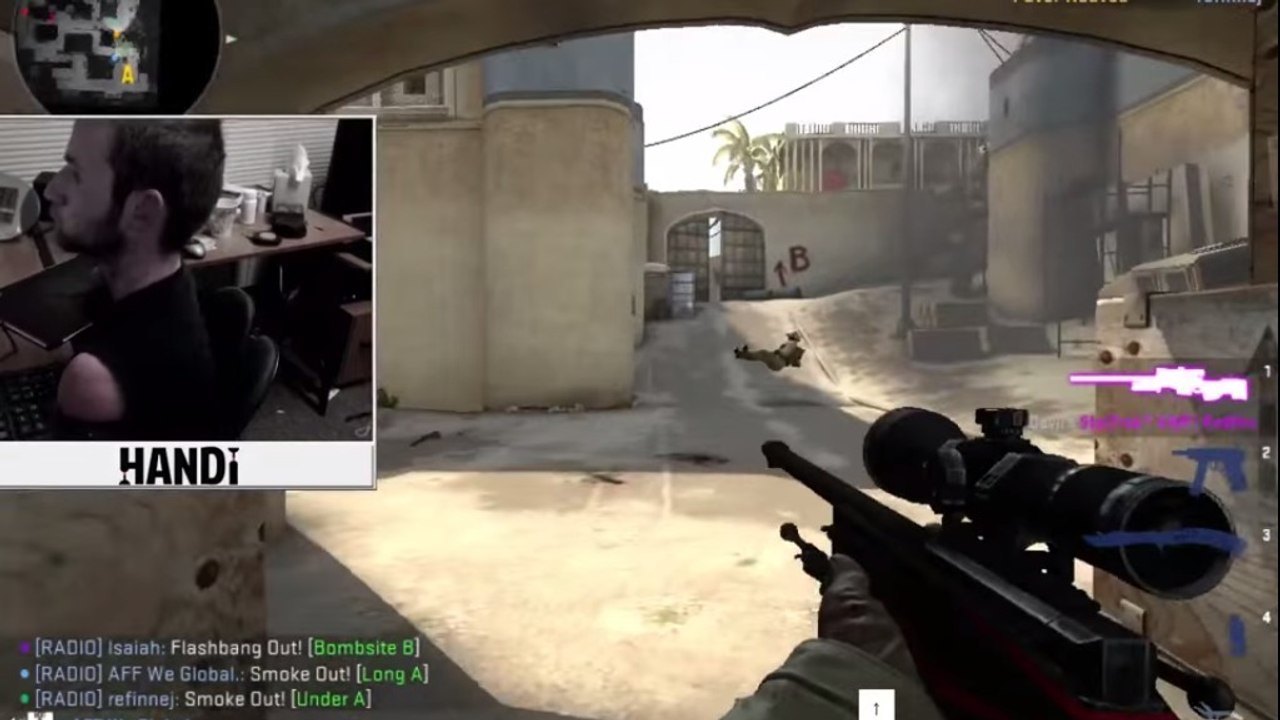 Ce joueur amputé des deux bras joue à Counter-Strike comme un pro