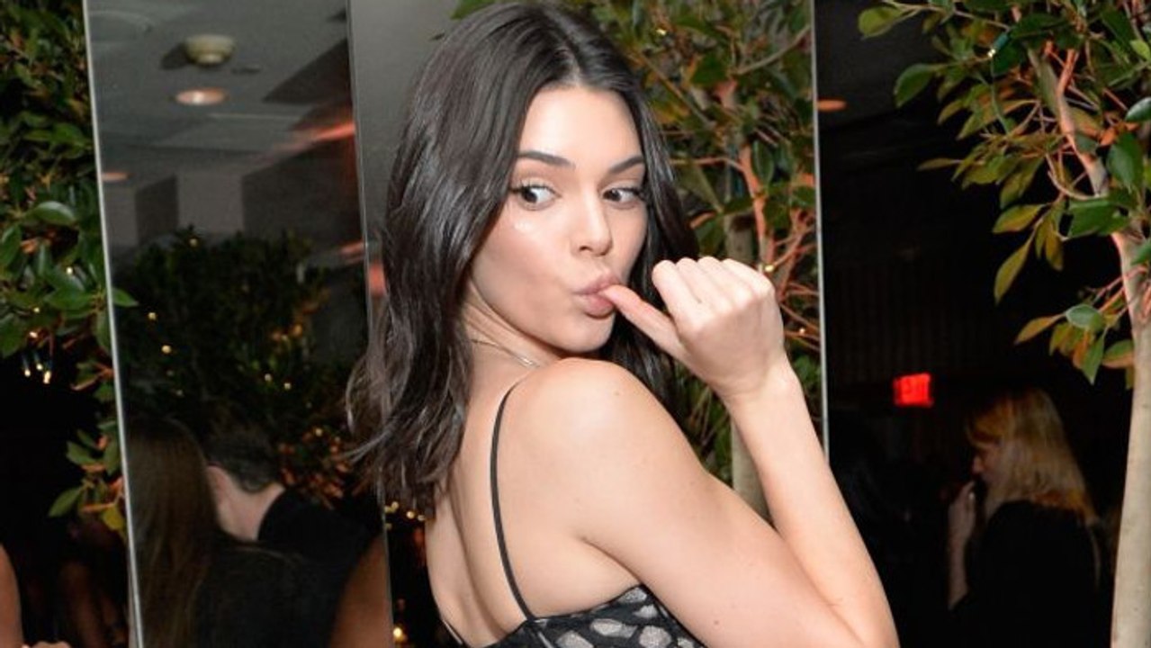 Kendall Jenner zeigt ihren Allerwertesten auf einer Party in Los Angeles in einem transparenten Kleid