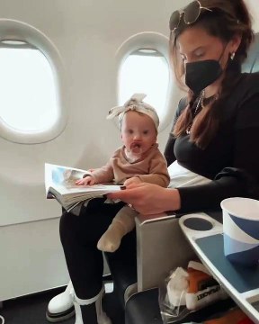 Μπόμπα – Τανιμανίδης: Το πρώτο ταξίδι με τις δίδυμες! Τα απίστευτα πλάνα μέσα από το αεροπλάνο