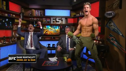 Sage Northcutt zerstört Früchte mit seinen Händen
