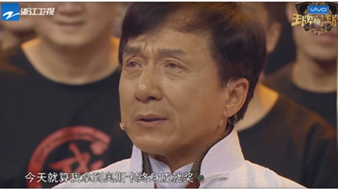 Jackie Chan ist den Tränen nah, als er den Lob seiner Stuntman-Freunde hört!