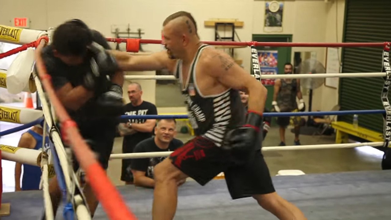 Chuck Liddell ist hier Sparringspartner von Schülern bei einer Schwarzgurtprüfung im Kenpo