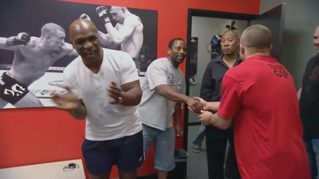 Georges St-Pierre trifft sein Vorbild Mike Tyson und seine Reaktion ist genial