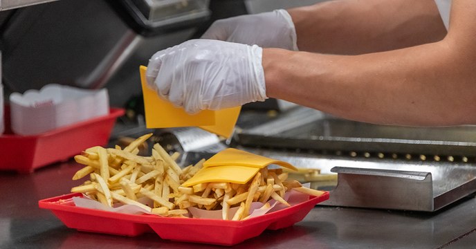 Les gants alimentaires utilisés par les plus grands fast foods du monde pourraient être toxiques