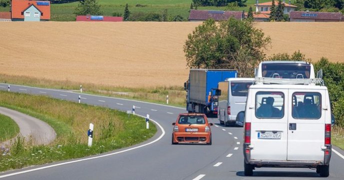 Beim Überholen: Als sie in den Anhänger sieht, gefriert ihr das Blut in den Adern