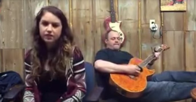 Er spielt einen Welthit auf seiner Gitarre. Als seine Tochter zu singen anfängt, traut er seinen Ohren nicht!