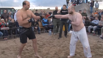 Ein Aikido-Spezialist nimmt an einem MMA-Kampf teil