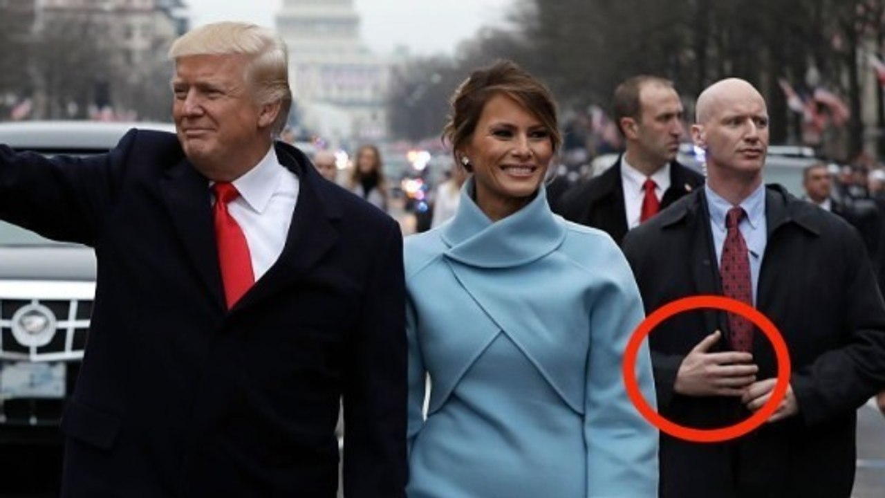 Donald Trumps Bodyguard versteckt ein Maschinengewehr unter seinem Mantel