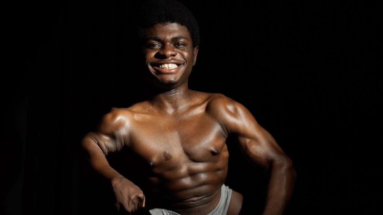 Caleb Mutombo macht sich trotz seiner 1,10 m Größe einen Namen im Bodybuilding! Echt krass!