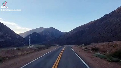 Vuelco del camión con bananas en alta montaña