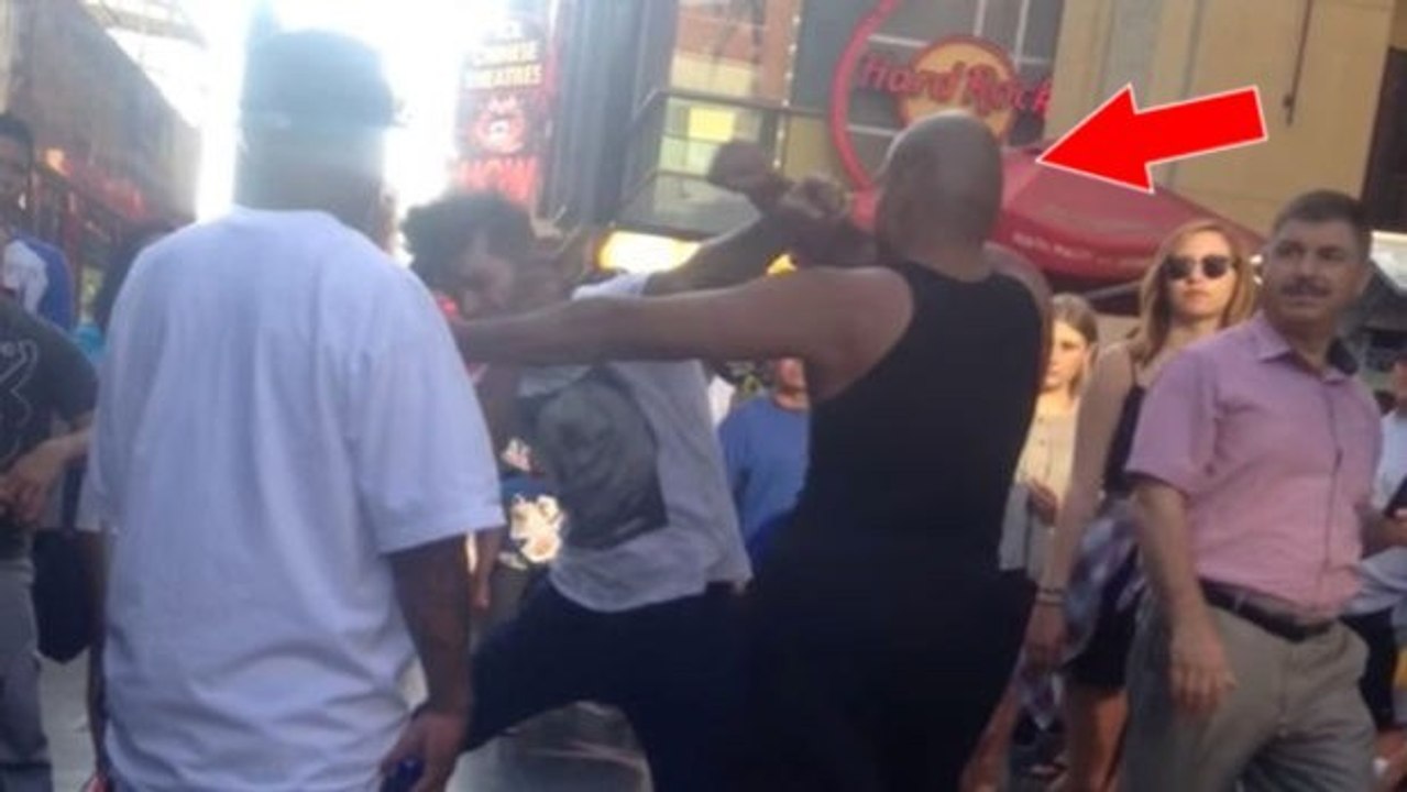 Straßenkünstler macht einen Schläger fertig