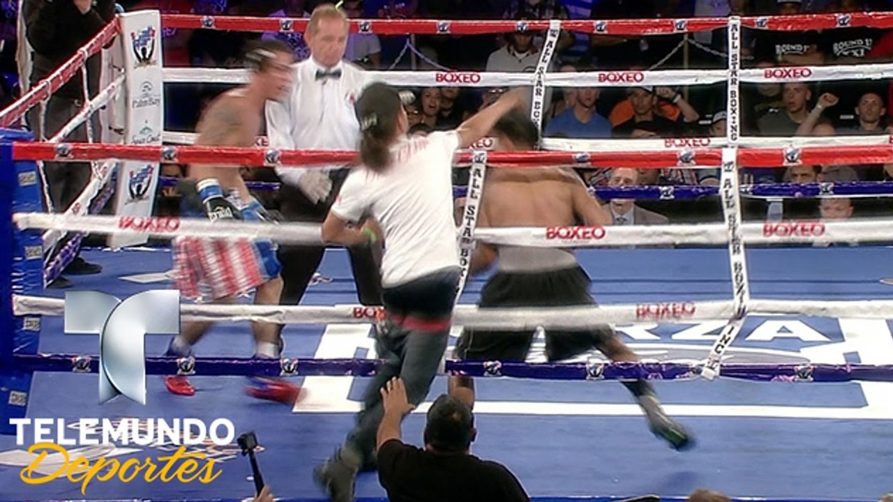 Zuschauer schlägt Jose Resendez bei einem Boxkampf gegen Joshua Pagan