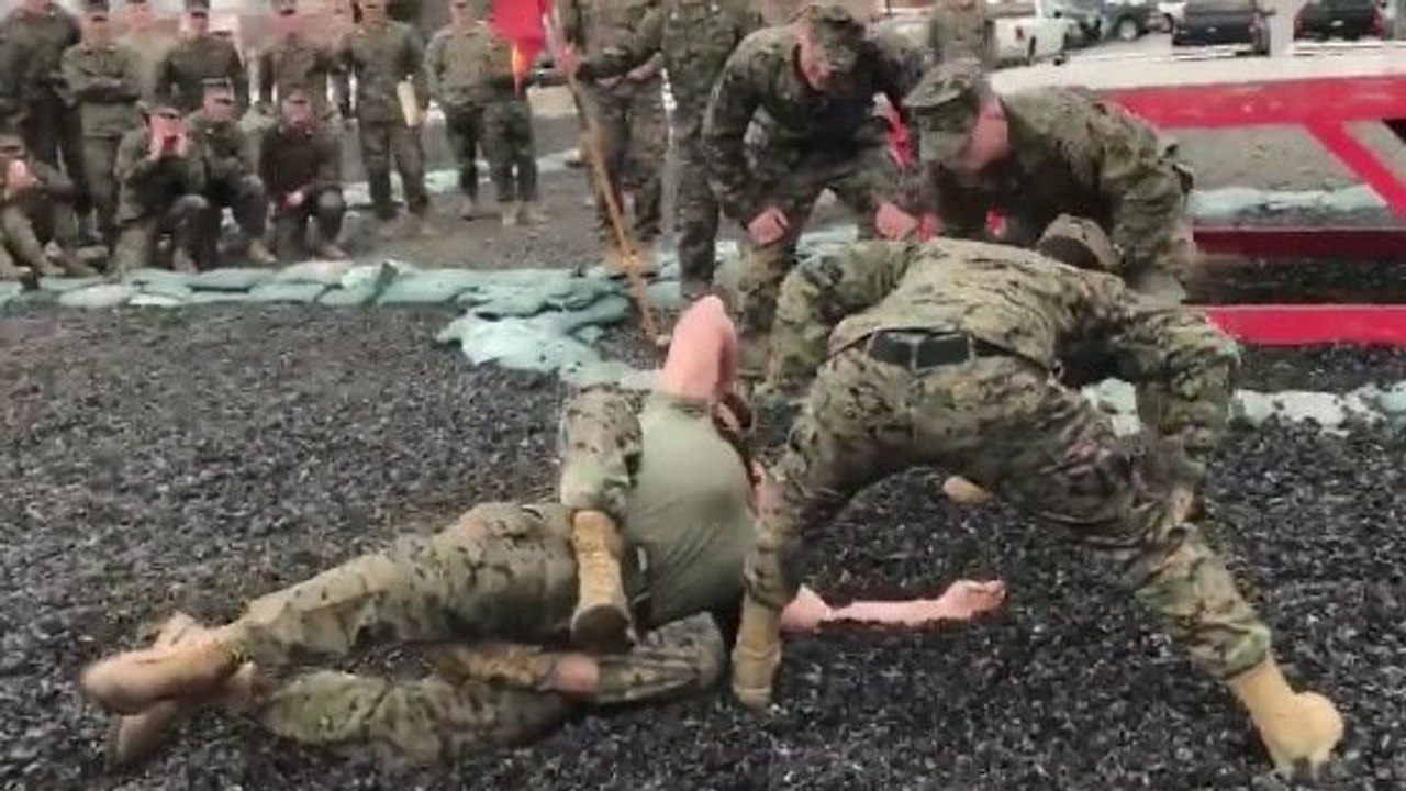 Beeindruckender Grappling-Kampf zwischen zwei amerikanischen Marines