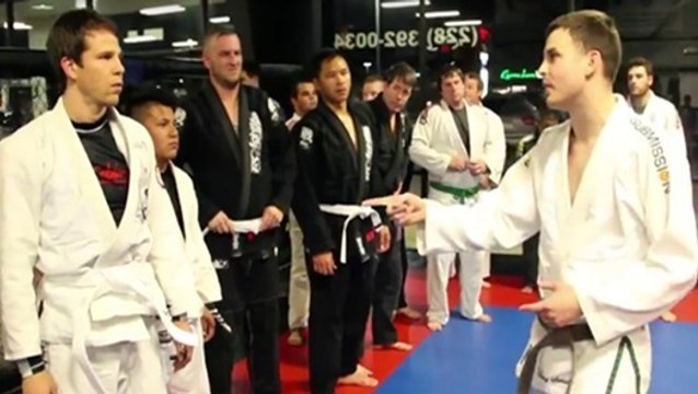 Ein Brazilian-Jiu-Jitsu-Schwarzgurt gibt sich als Anfänger aus
